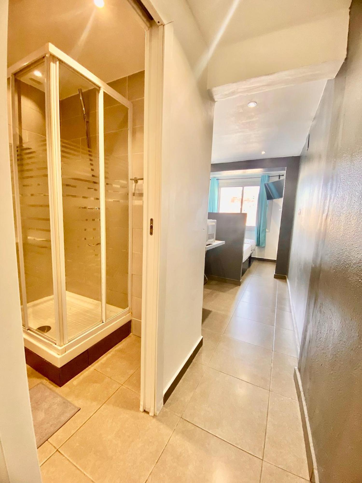 Suites Nuevas Con Bano Privado Frente Al Metro St Mwc Barcelona-Fira 오스피탈레트 데 요브레가트 외부 사진